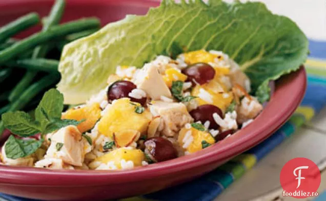Salată de pui, orez și fructe tropicale