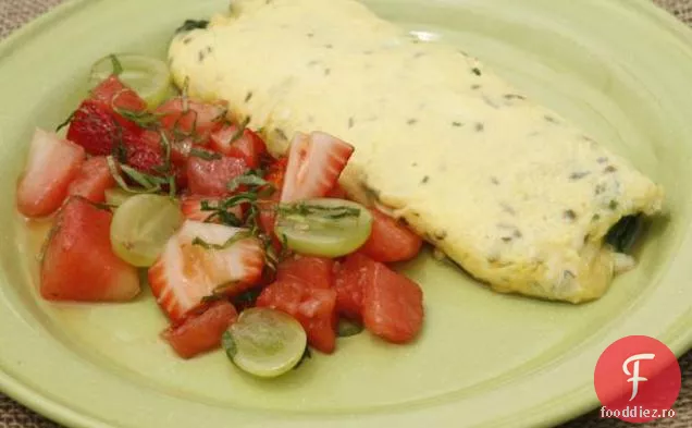 Omletă cu spanac și brânză cu salată de fructe de fermă în vinetă de șampanie