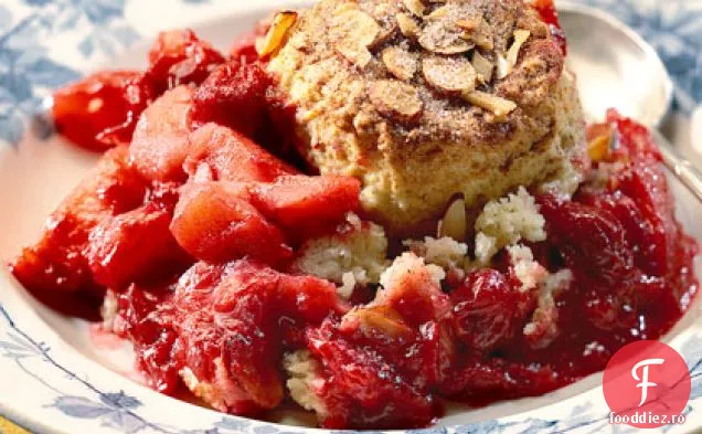 Cobbler de afine-mere cu biscuiți de scorțișoară