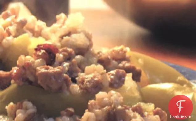 Sănătos și delicios: mere coapte cu Pilaf de orz-cârnați