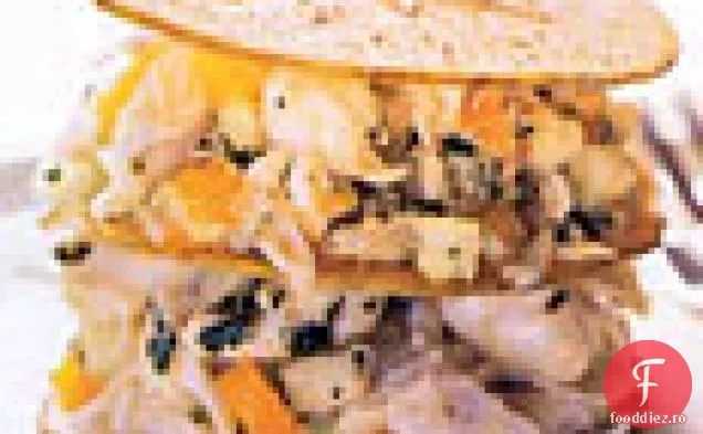 Salată de carne de crab, mere și Mango pe chipsuri de mere de chimen