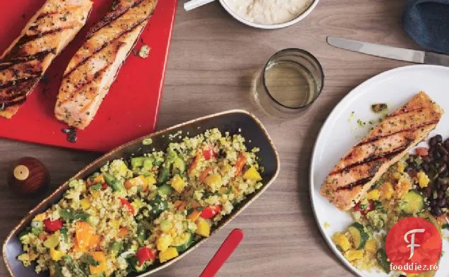 Somon la grătar cu fasole neagră și maioneză Piment D ' Espelette