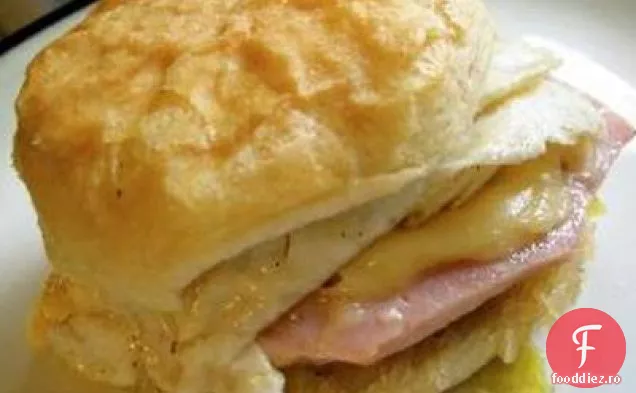Șuncă Gouda Și Biscuiți Cu Ou Și Măr Picant