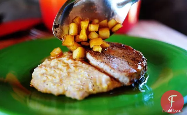 Cotlet de porc cu mere și crupe cremoase de brânză cu slănină