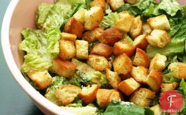 Salată Caesar Cu Crutoane De Usturoi Prăjite