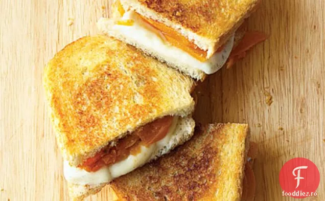 Mozzarella proaspătă la grătar și caise pe aluat