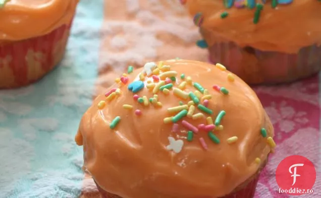 Cupcakes Cu Vanilie Umplute Cu Caise
