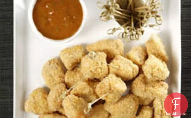 Mușcături de pui cu crustă Panko cu sos de caise-muștar