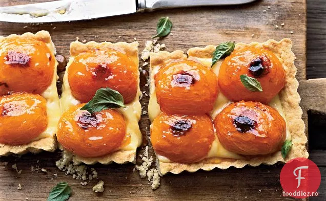 Tarta cu turtă scurtă de caise și busuioc