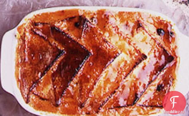 Budincă De Pâine Și Unt Servită Cu Smântână Coagulată Și Compot