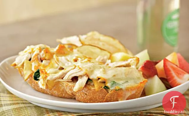 Sandvișuri cu pui cu față deschisă și Muenster cu tartinat de caise-Dijon