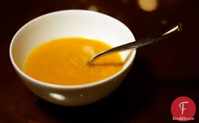 Cina în seara asta: supă de cartofi dulci curry cu caise
