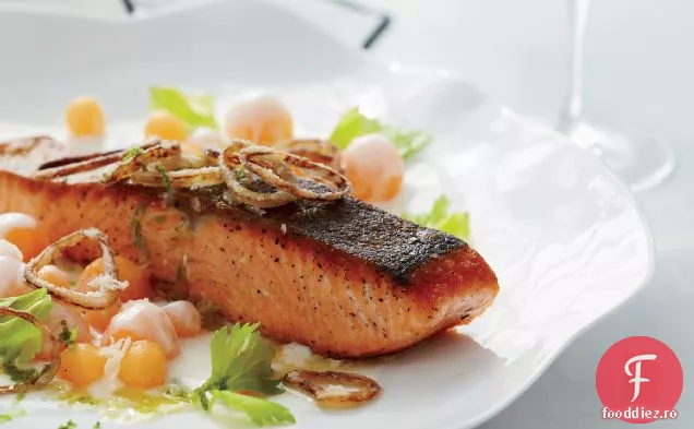 Somon cu pepene galben și șalotă prăjită