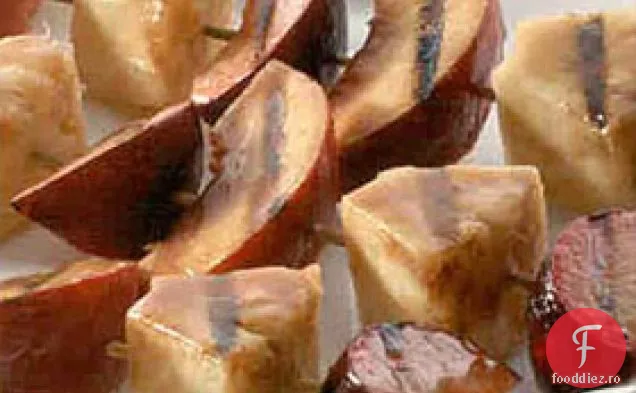 Kabobs de fructe glazurate cu scorțișoară