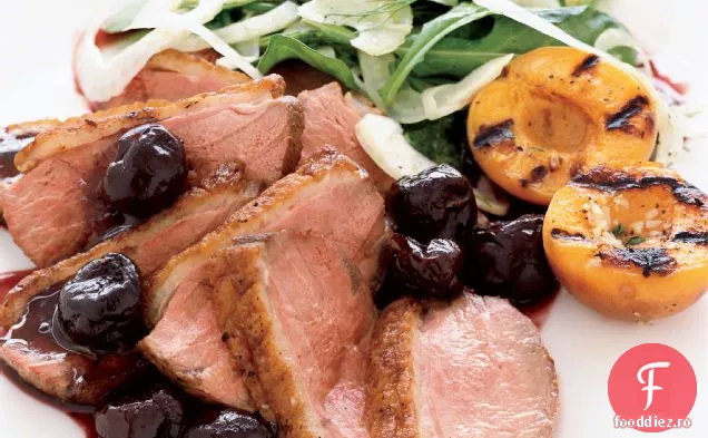 Piept de rață cu sos proaspăt de cireșe și caise la grătar
