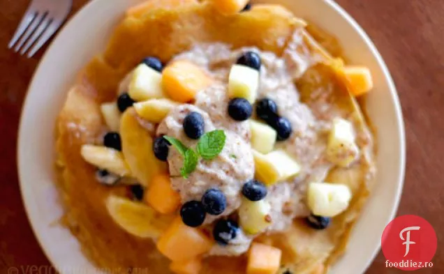 Crepe De Nucă De Cocos Cu Fructe Tropicale Și Cremă De Migdale Cu Banane