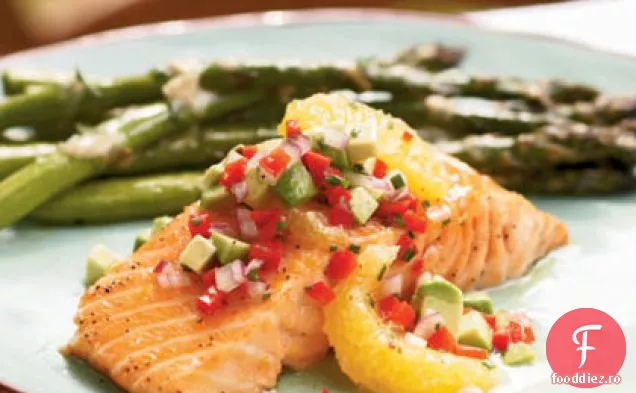 Scândură de cedru-somon la grătar cu Salsa Avocado-portocală