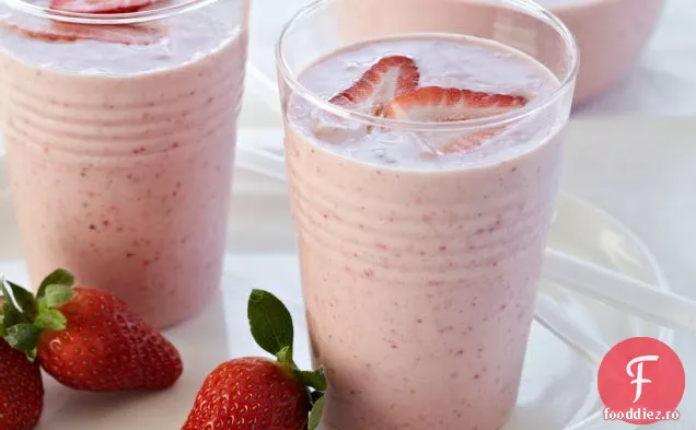 Smoothie cu unt de căpșuni, banane și migdale