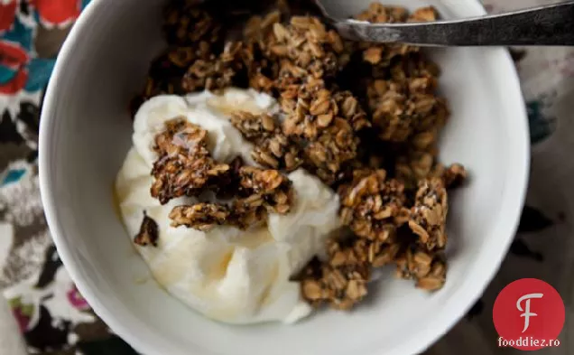 Granola prăjită cu banane și nuci