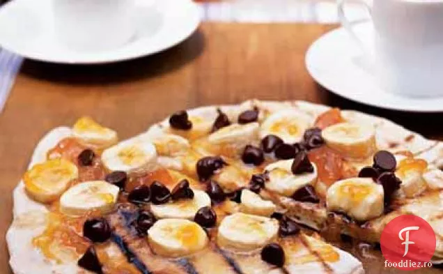 Pizza cu ciocolată cu conserve de caise și banane