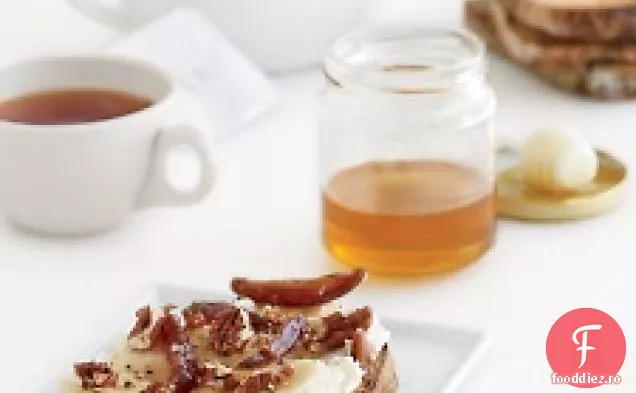Pâine prăjită cu banane-ricotta cu nuci pecan, curmale și miere