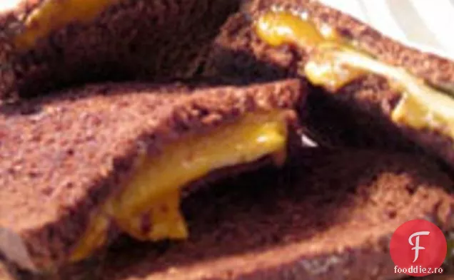 Rețetă Neagră Și Portocalie: Cheddar La Grătar Pumpernickel Cu Appl