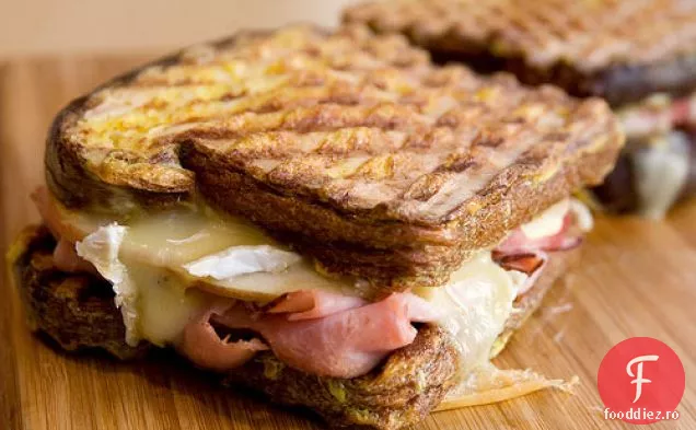 Gatiti cartea: sunca, Brie, și mere pâine prăjită franceză Panini