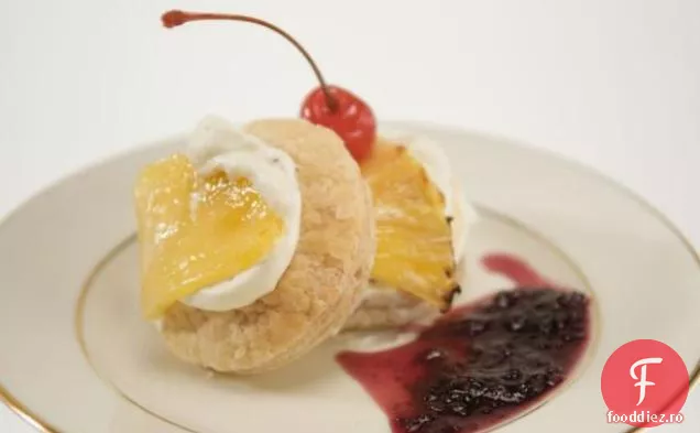 Mille sfoglie de ananas cu sos de cireșe Maraschino