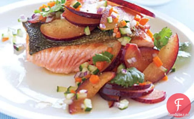 Somon prăjit cu salată de prune-castraveți
