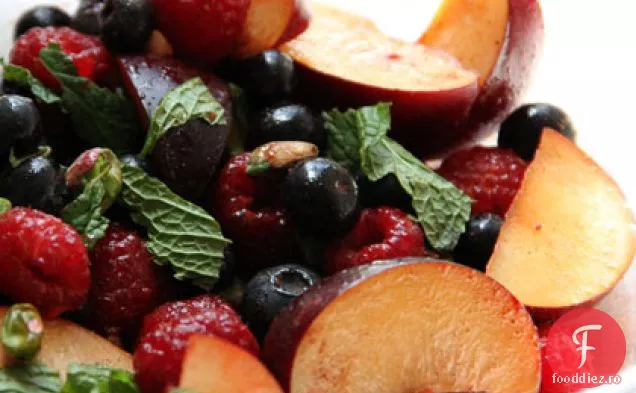 Salată de fructe roșii și negre