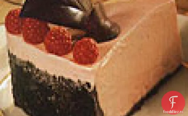 Tort de ciocolată albă congelată și mousse de zmeură