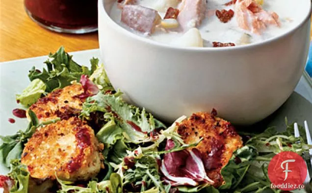 Brânză de capră cu crustă de alune cu verdeață mixtă și vinaigretă de mure