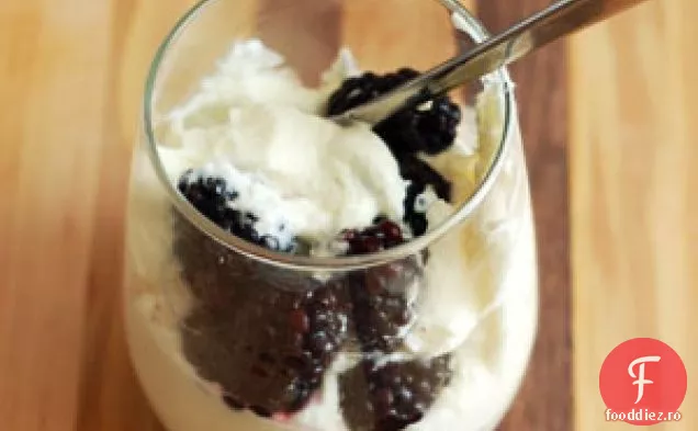 Mousse De Ciocolată Albă Cu Mure Macerate