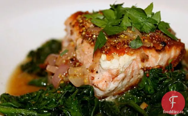 Somon prăjit cu sos de șalotă de muștar