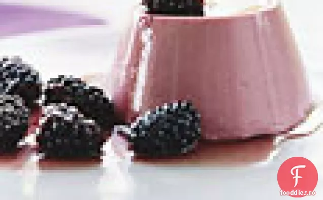Panna Cottas din lapte de mure cu compot de mure