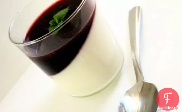 Panna Cotta Cu Iaurt Cu Fasole De Vanilie Cu Coulis De Mure