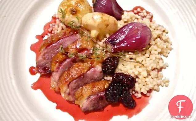 Rață crocantă cu Gastrique de mure, ceapă perlată prăjită și Cous-Cous israelian