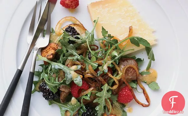 Salată caldă de Chanterelle și fructe de pădure cu Cheddar