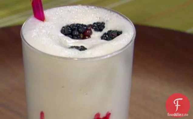 Shake de fasole de vanilie-nucșoară cu vârtej de mure