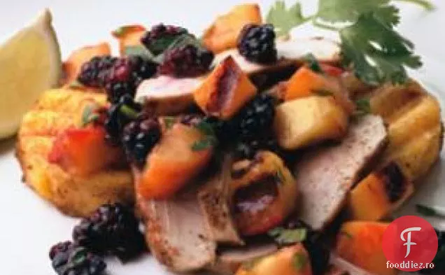 Pui la grătar și mămăligă cu nectarină-salsa de mure