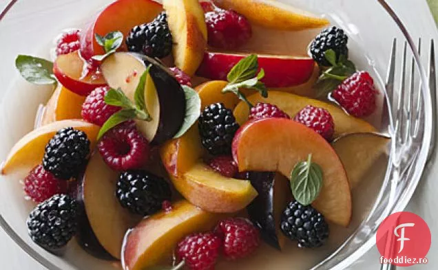 Salată De Fructe De Vară Cu Parfum De Lavandă