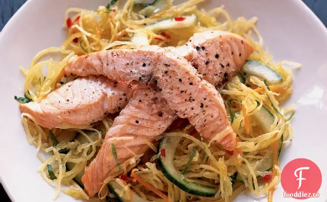 Somon prăjit cu salată de spaghete-dovlecei