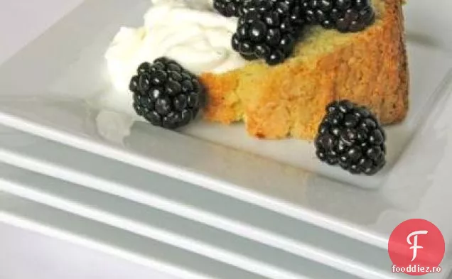 Tort Dulce De Porumb Cu Fructe De Pădure Și Smântână