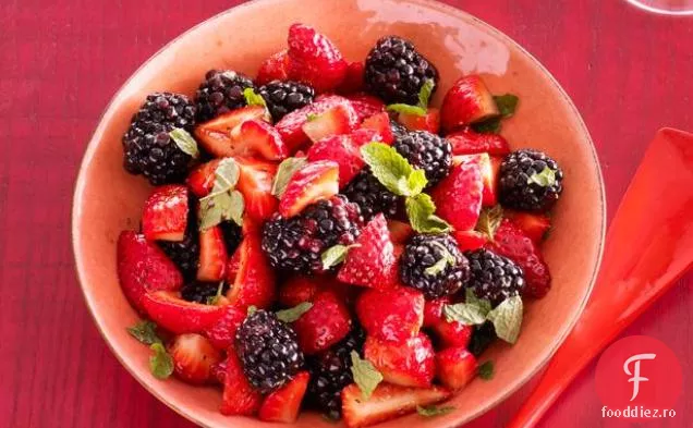 Salată De Căpșuni Cu Pansament Balsamic-Cardamom