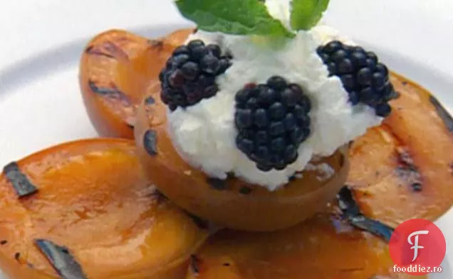 Nectarine cu gaura a 19-A cu crema de lamaie