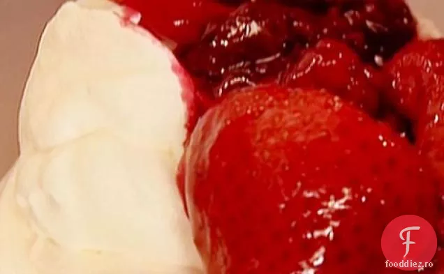 Meringues Chantilly cu fructe de padure prajite