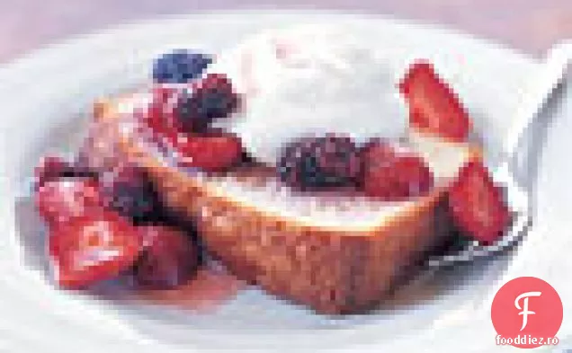 Tort de lămâie cu fructe de pădure și frișcă