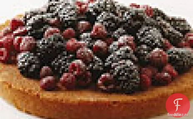 Tort de migdale cu fructe de padure