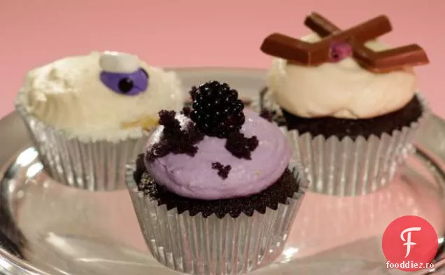 Cupcakes cu brânză de catifea albastră, caș de mure și cremă de lămâie de mure