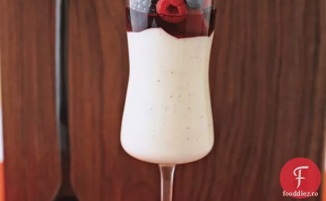 Pannacotta Cu Fructe De Padure Proaspete Si Suc De Fructe De Padure Rosii